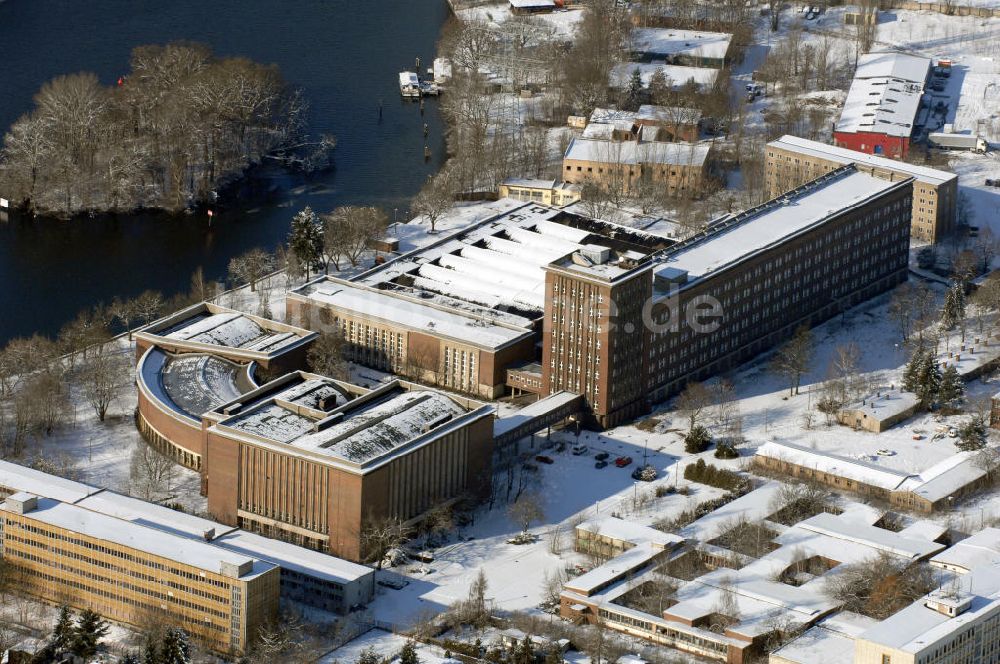 Luftbild Berlin - Winterlich verschneite Rundfunkzentrum Nalepastrasse Berlin