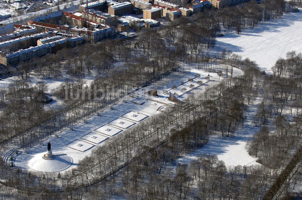 Berlin von oben - Winterlich verschneite russische Ehrenmal in Berlin Treptow