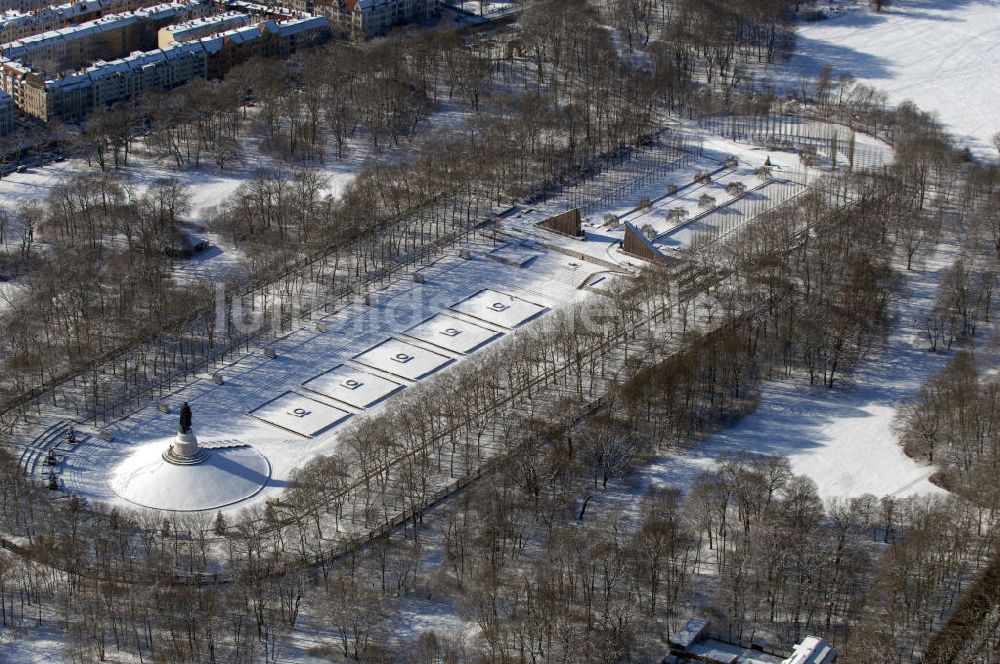 Berlin aus der Vogelperspektive: Winterlich verschneite russische Ehrenmal in Berlin Treptow