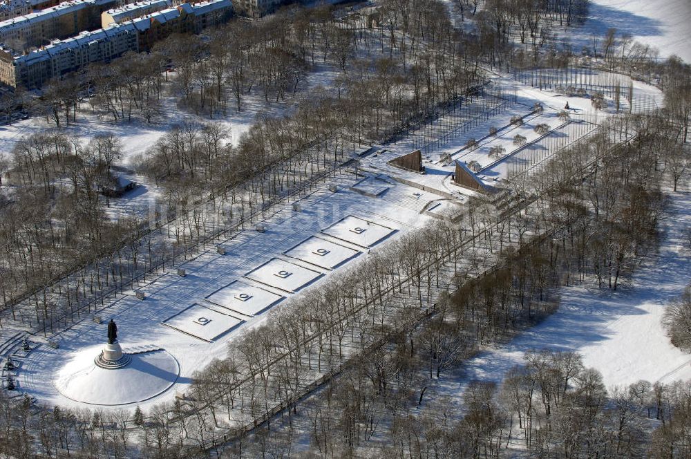 Luftbild Berlin - Winterlich verschneite russische Ehrenmal in Berlin Treptow