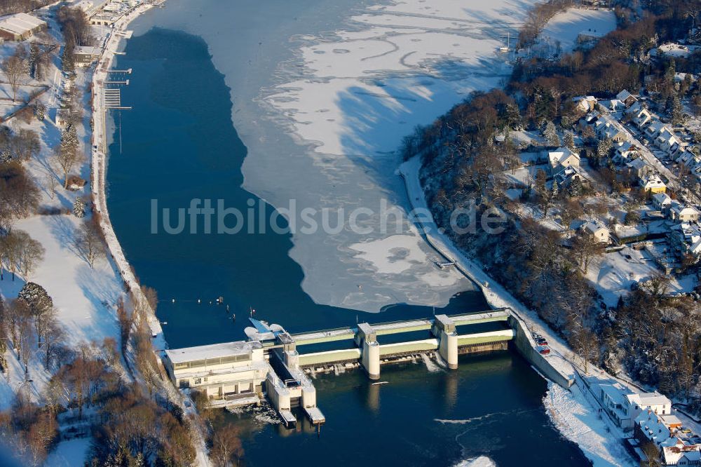 Essen - Werden von oben - Winterlich verschneite Schleuse Essen-Werden am Baldeneysee