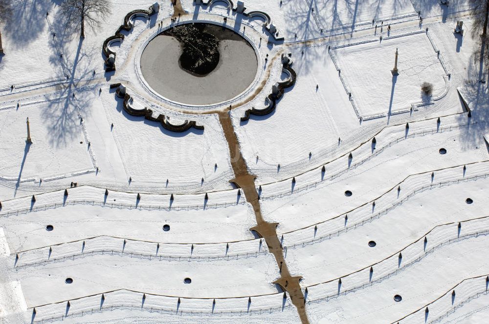 POTSDAM von oben - Winterlich verschneite Schloss Sanssouci in Potsdam