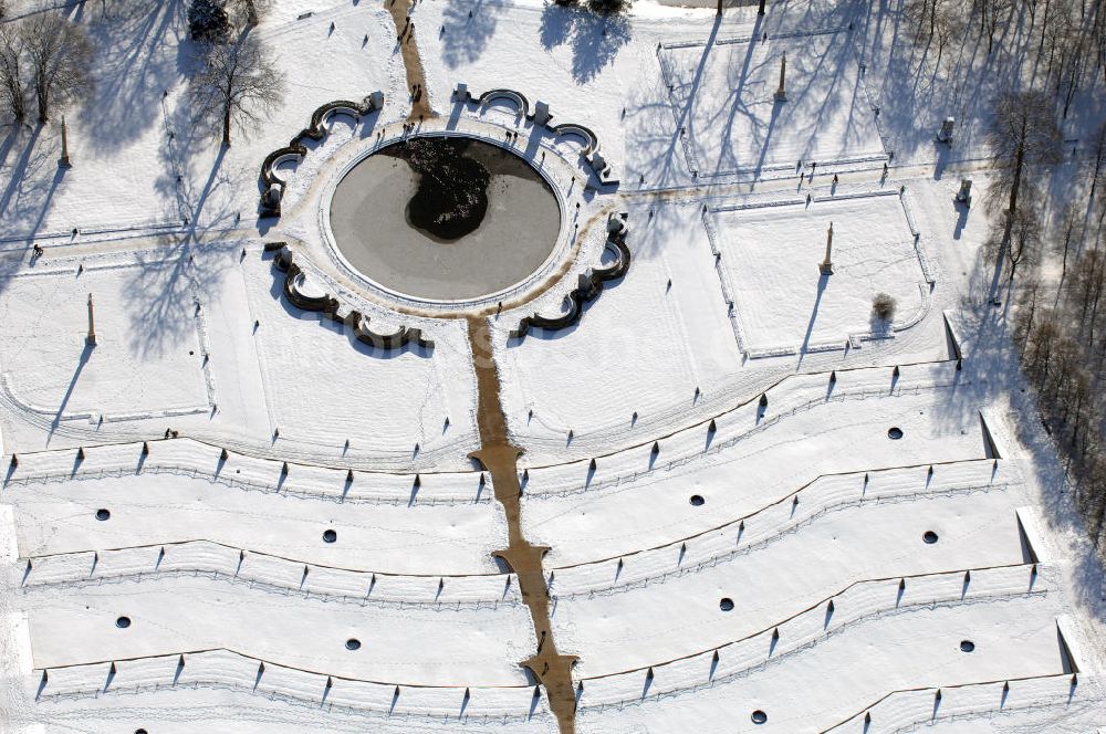 POTSDAM aus der Vogelperspektive: Winterlich verschneite Schloss Sanssouci in Potsdam