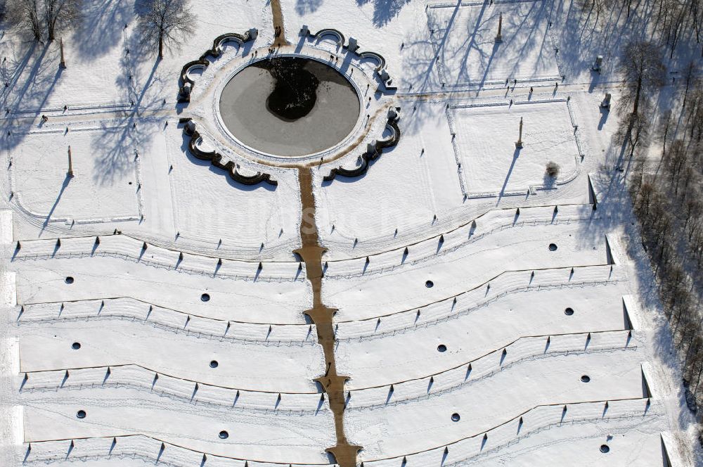 Luftbild POTSDAM - Winterlich verschneite Schloss Sanssouci in Potsdam