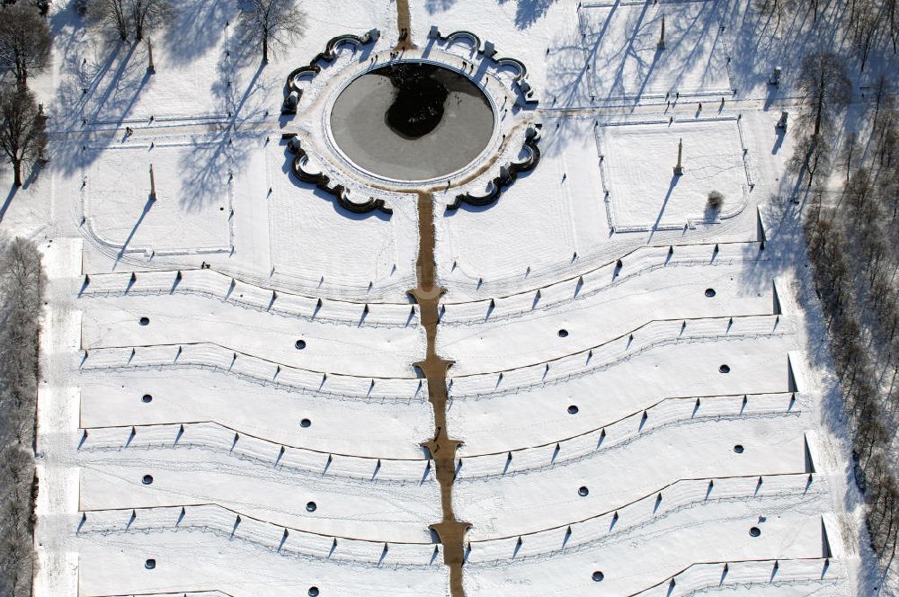 Luftaufnahme POTSDAM - Winterlich verschneite Schloss Sanssouci in Potsdam