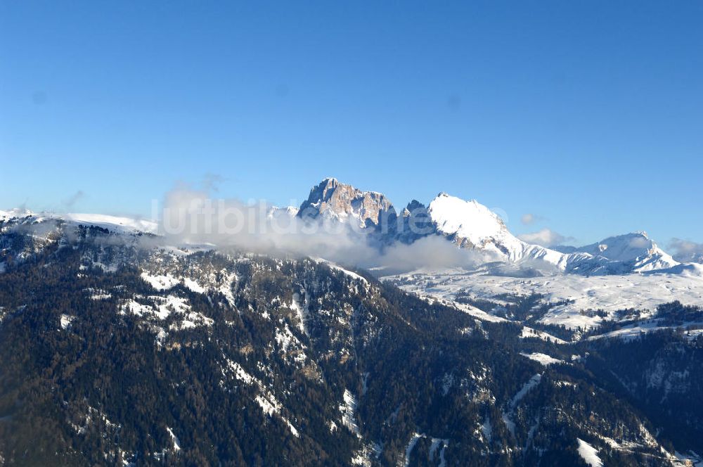 Luftbild SEIS - Winterlich verschneite Seiser Alm mit dem Schlern Gebirgsmassiv der Dolomiten