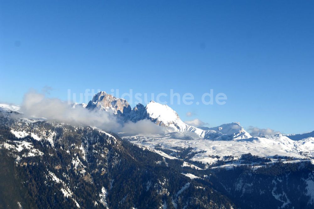 Luftaufnahme SEIS - Winterlich verschneite Seiser Alm mit dem Schlern Gebirgsmassiv der Dolomiten