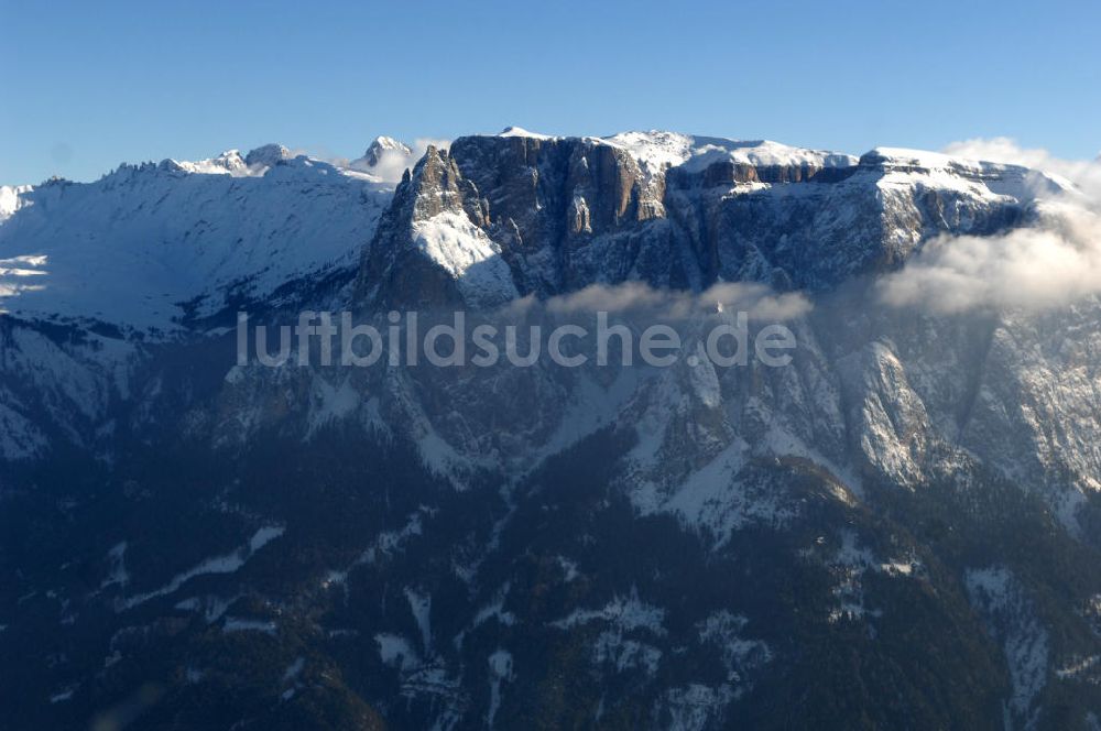 Luftbild SEIS - Winterlich verschneite Seiser Alm mit dem Schlern Gebirgsmassiv der Dolomiten