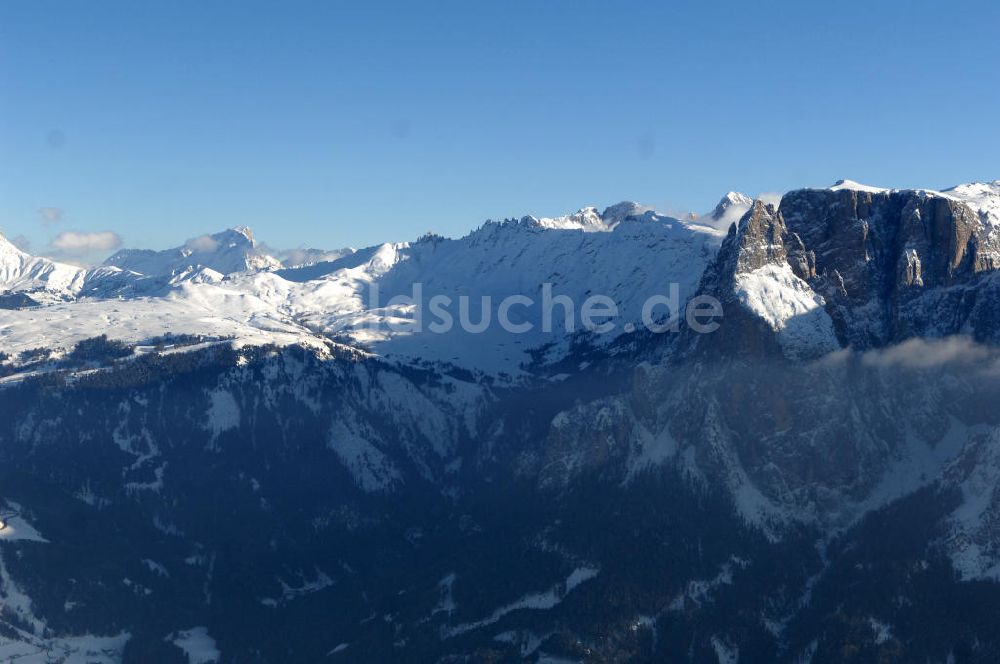 SEIS von oben - Winterlich verschneite Seiser Alm mit dem Schlern Gebirgsmassiv der Dolomiten