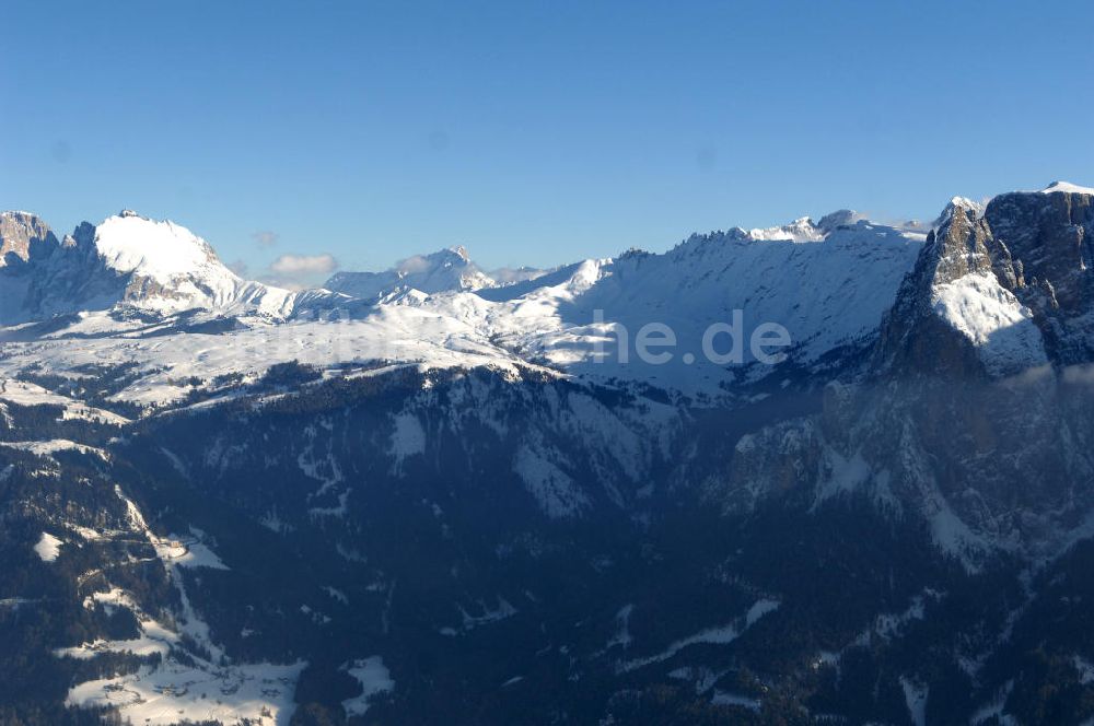 Luftbild SEIS - Winterlich verschneite Seiser Alm mit dem Schlern Gebirgsmassiv der Dolomiten