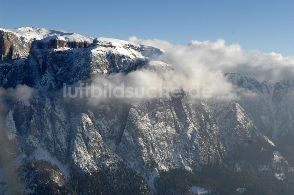 Luftaufnahme SEIS - Winterlich verschneite Seiser Alm mit dem Schlern Gebirgsmassiv der Dolomiten