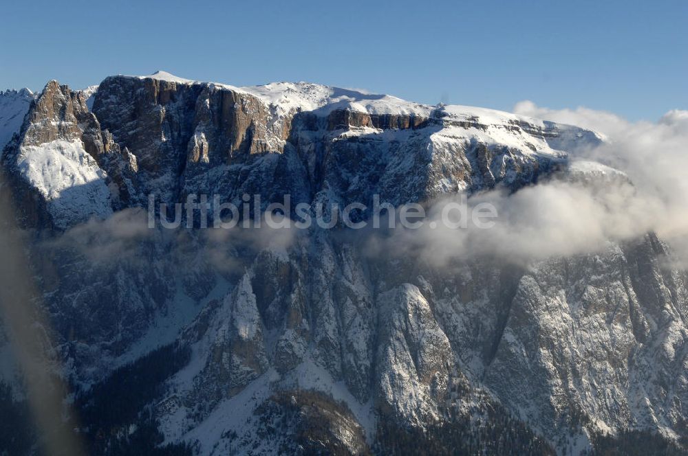 SEIS aus der Vogelperspektive: Winterlich verschneite Seiser Alm mit dem Schlern Gebirgsmassiv der Dolomiten