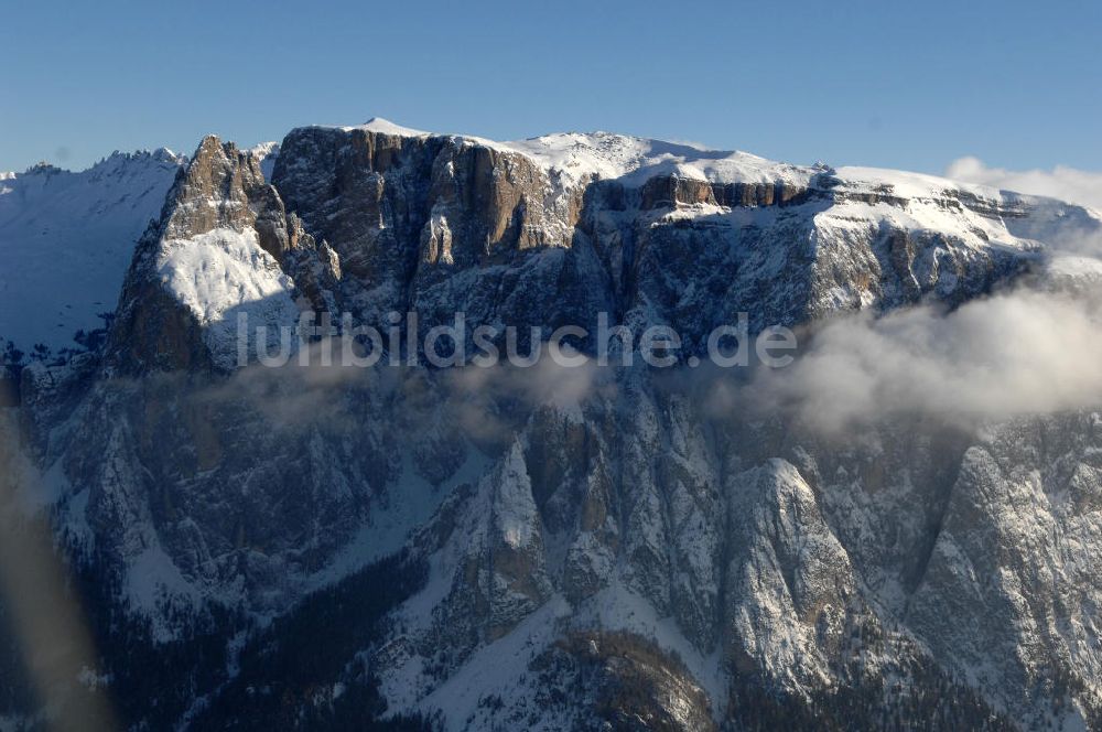 Luftbild SEIS - Winterlich verschneite Seiser Alm mit dem Schlern Gebirgsmassiv der Dolomiten