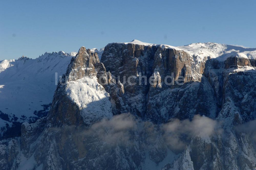 SEIS von oben - Winterlich verschneite Seiser Alm mit dem Schlern Gebirgsmassiv der Dolomiten