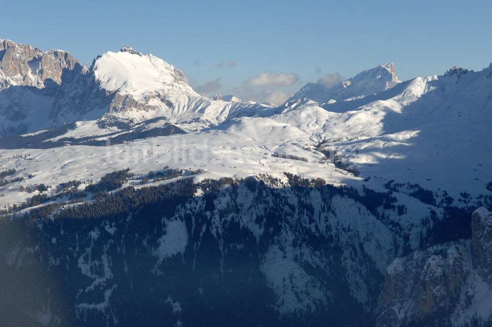 SEIS aus der Vogelperspektive: Winterlich verschneite Seiser Alm mit dem Schlern Gebirgsmassiv der Dolomiten