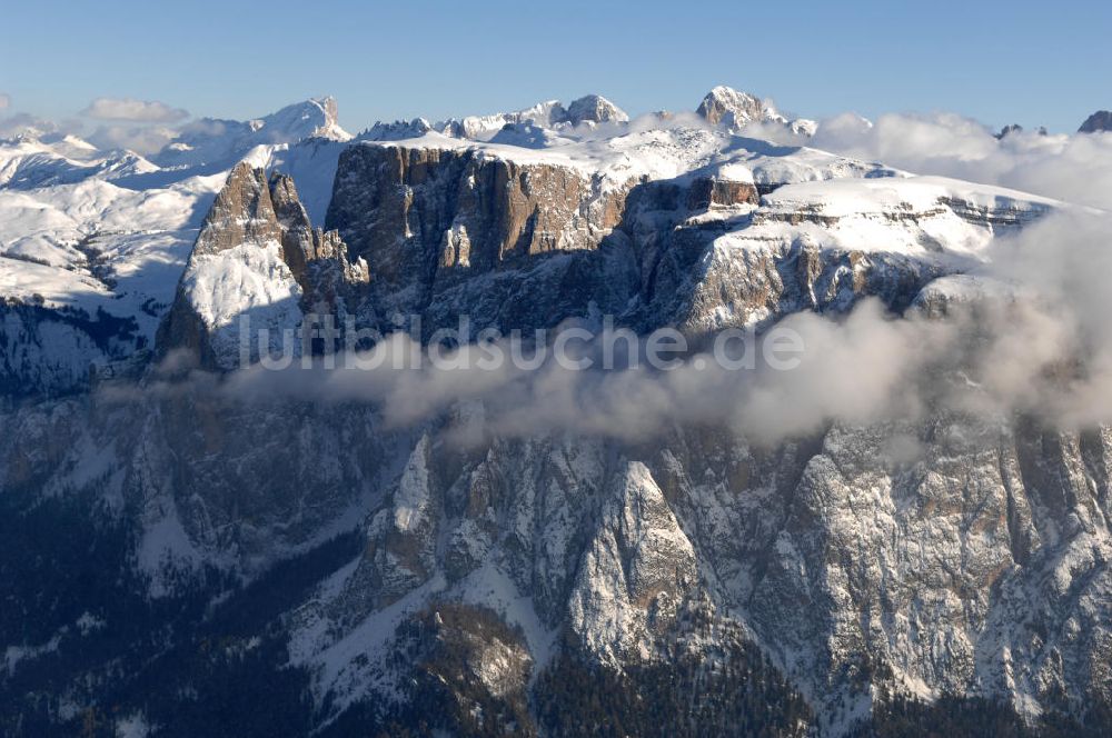 Luftbild SEIS - Winterlich verschneite Seiser Alm mit dem Schlern Gebirgsmassiv der Dolomiten