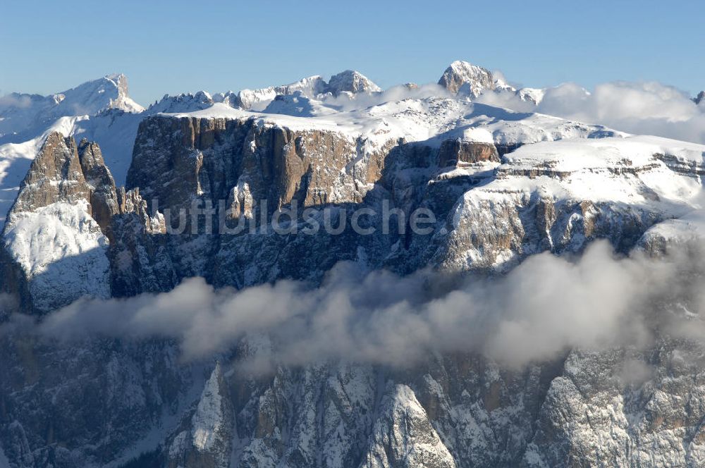 Luftaufnahme SEIS - Winterlich verschneite Seiser Alm mit dem Schlern Gebirgsmassiv der Dolomiten