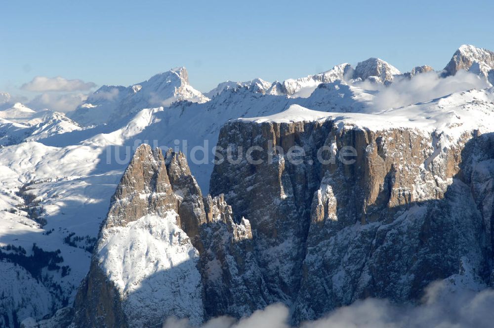 SEIS von oben - Winterlich verschneite Seiser Alm mit dem Schlern Gebirgsmassiv der Dolomiten