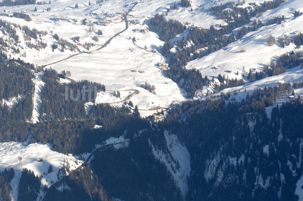 SEIS aus der Vogelperspektive: Winterlich verschneite Seiser Alm mit dem Schlern Gebirgsmassiv der Dolomiten