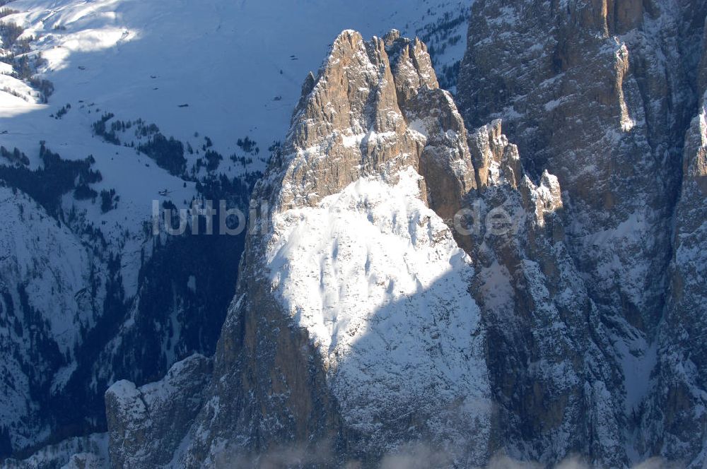 SEIS von oben - Winterlich verschneite Seiser Alm mit dem Schlern Gebirgsmassiv der Dolomiten