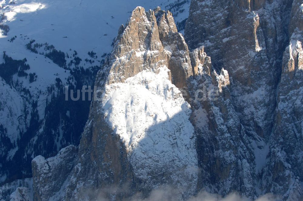 SEIS aus der Vogelperspektive: Winterlich verschneite Seiser Alm mit dem Schlern Gebirgsmassiv der Dolomiten