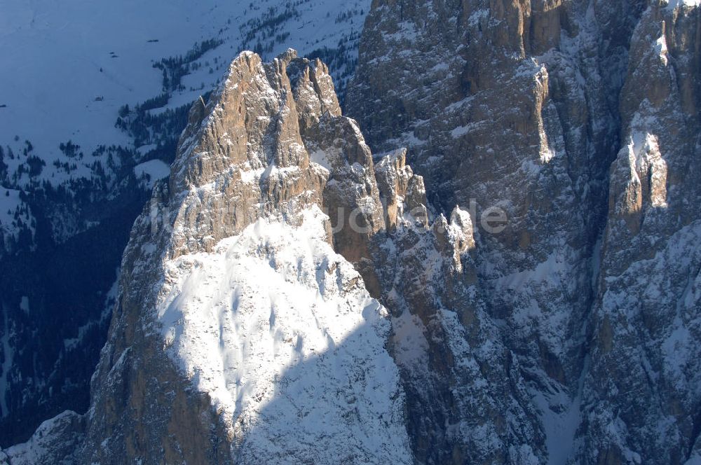 Luftbild SEIS - Winterlich verschneite Seiser Alm mit dem Schlern Gebirgsmassiv der Dolomiten