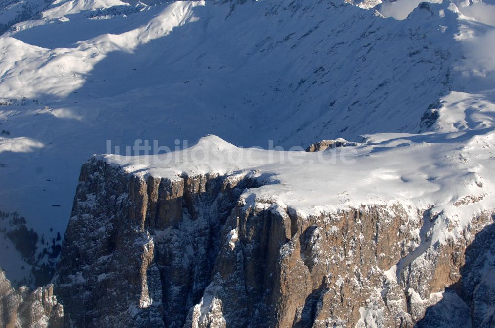 SEIS aus der Vogelperspektive: Winterlich verschneite Seiser Alm mit dem Schlern Gebirgsmassiv der Dolomiten