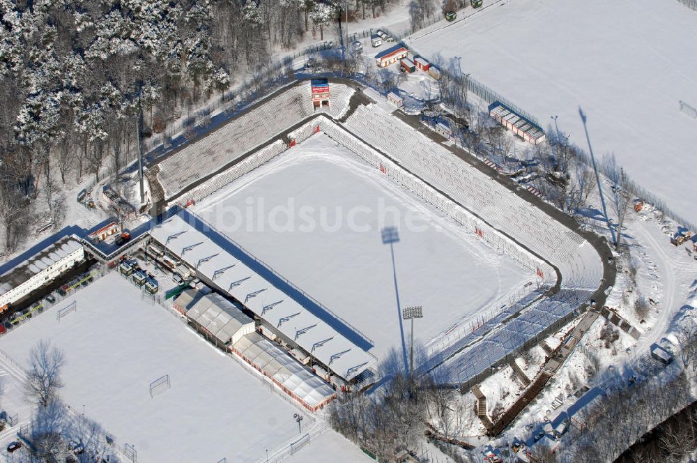 Berlin aus der Vogelperspektive: Winterlich verschneite Stadion Alte Försterei in Berlin-Köpenick