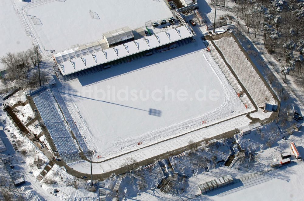 Luftaufnahme Berlin - Winterlich verschneite Stadion Alte Försterei in Berlin-Köpenick