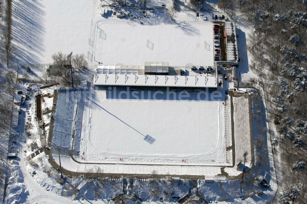 Berlin aus der Vogelperspektive: Winterlich verschneite Stadion Alte Försterei in Berlin-Köpenick