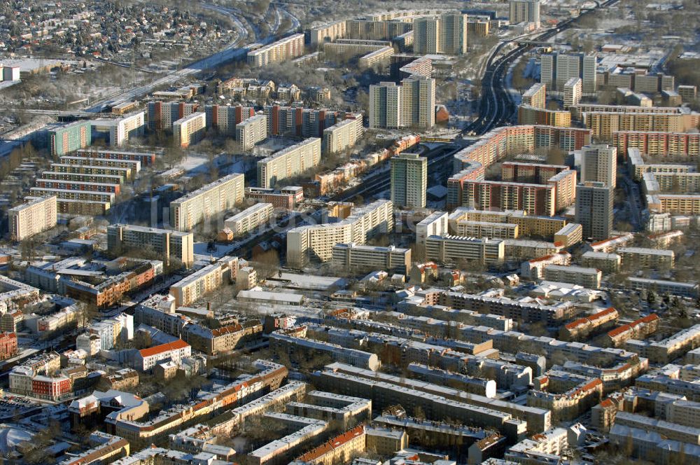 Luftbild Berlin - Winterlich verschneite Stadtansicht von Berlin