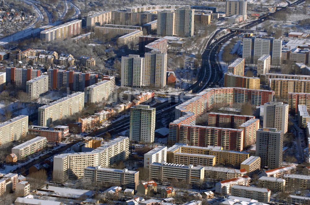 Luftaufnahme Berlin - Winterlich verschneite Stadtansicht von Berlin