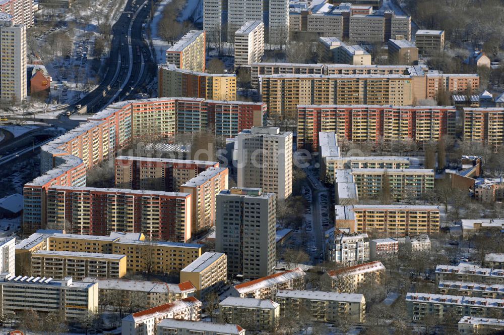 Berlin aus der Vogelperspektive: Winterlich verschneite Stadtansicht von Berlin