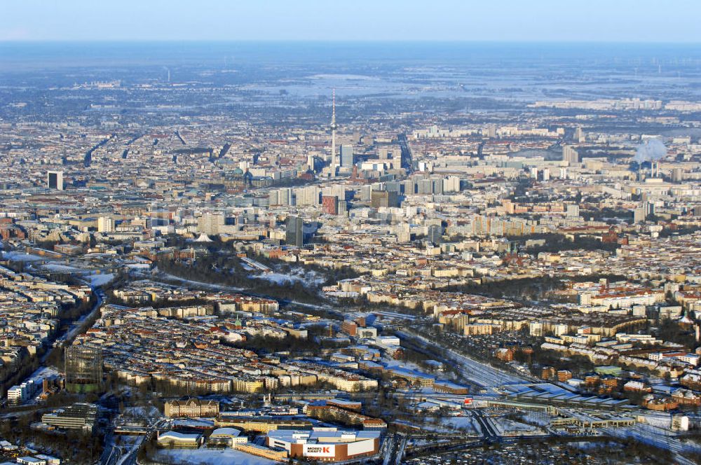 Luftbild Berlin - Winterlich verschneite Stadtansicht von Berlin