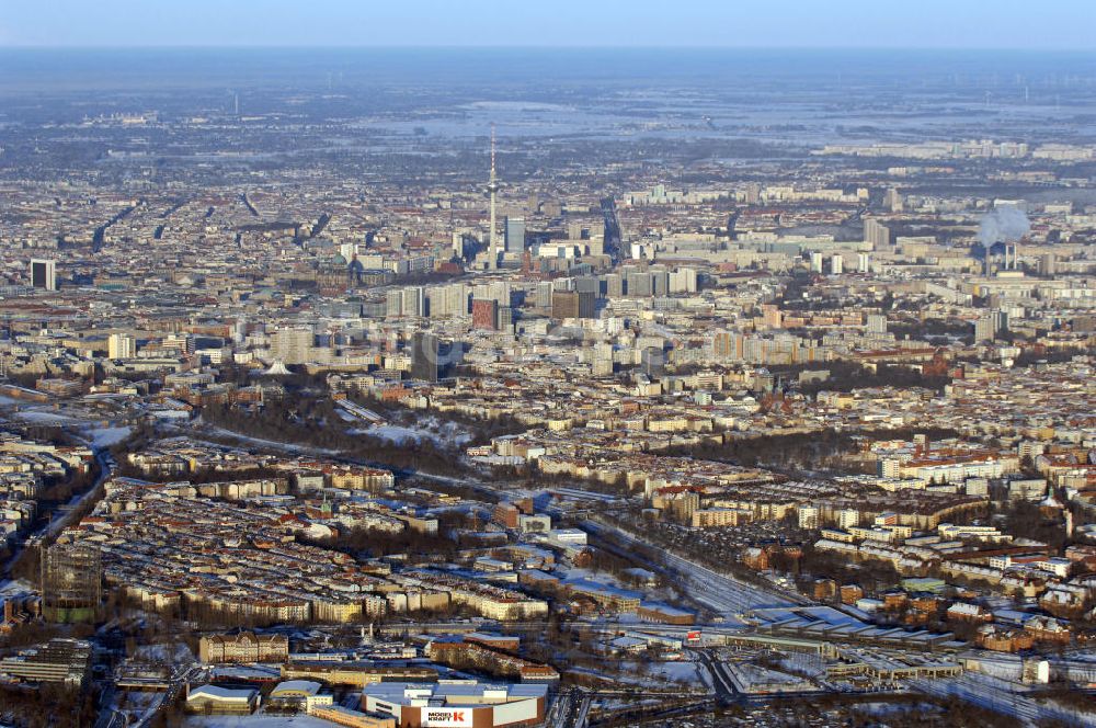 Luftaufnahme Berlin - Winterlich verschneite Stadtansicht von Berlin