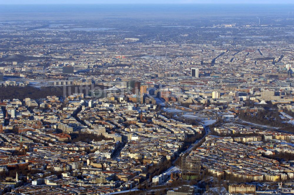 Berlin von oben - Winterlich verschneite Stadtansicht von Berlin