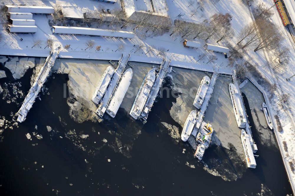 Luftaufnahme Berlin - winterlich verschneite und vereiste Anlegestelle der Weißen Flotte in Berlin - Treptow