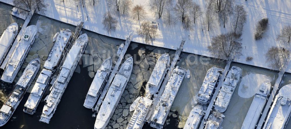 Berlin von oben - winterlich verschneite und vereiste Anlegestelle der Weißen Flotte in Berlin - Treptow