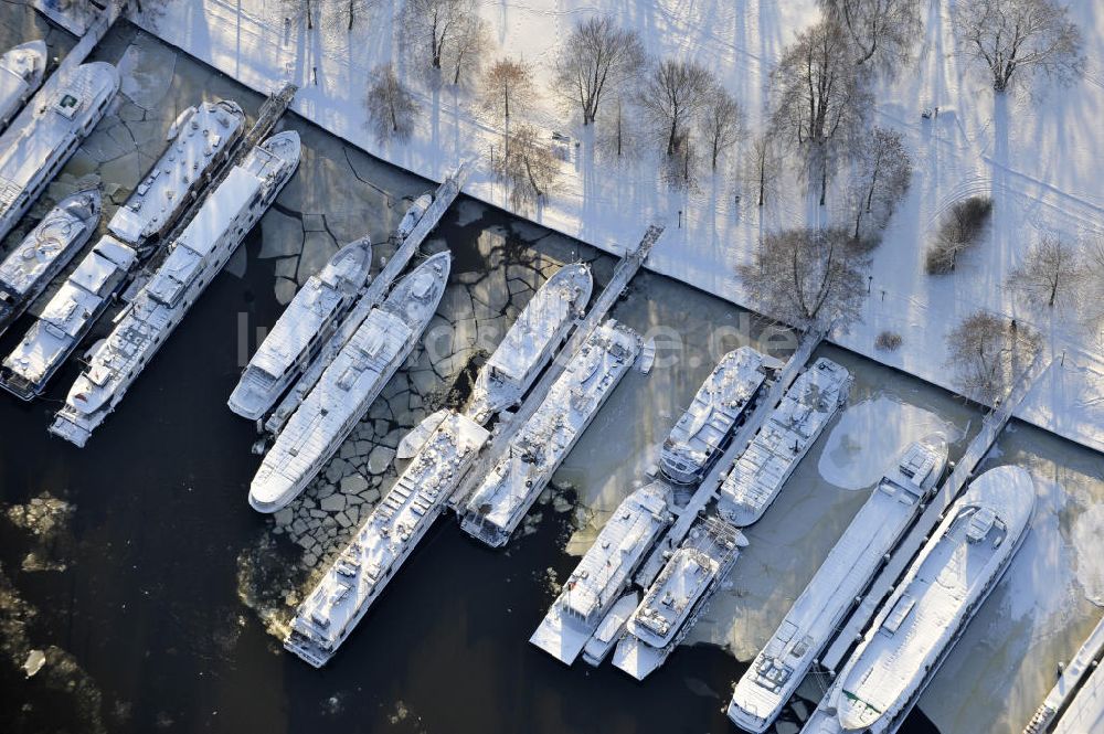 Berlin aus der Vogelperspektive: winterlich verschneite und vereiste Anlegestelle der Weißen Flotte in Berlin - Treptow