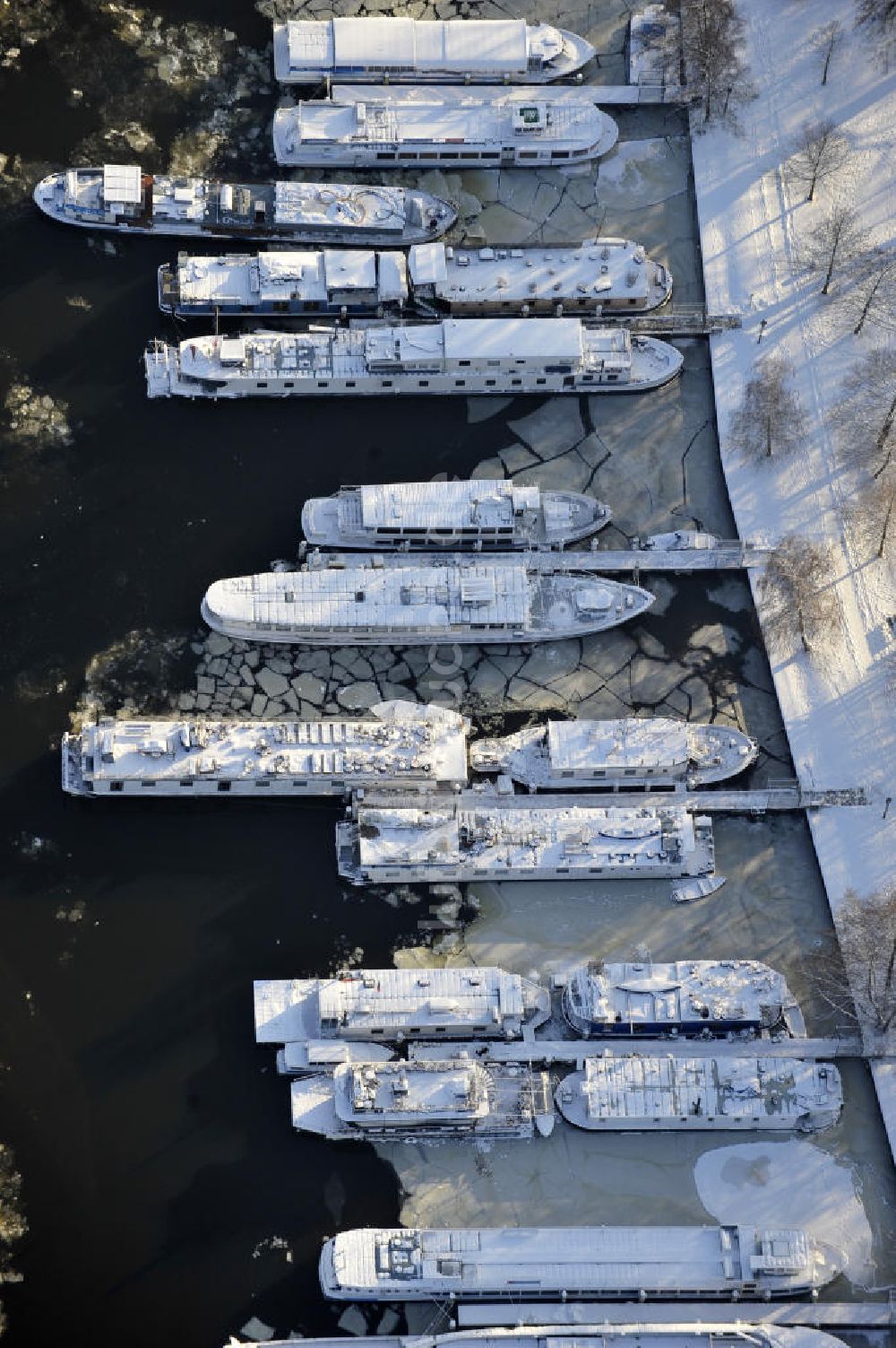 Luftbild Berlin - winterlich verschneite und vereiste Anlegestelle der Weißen Flotte in Berlin - Treptow