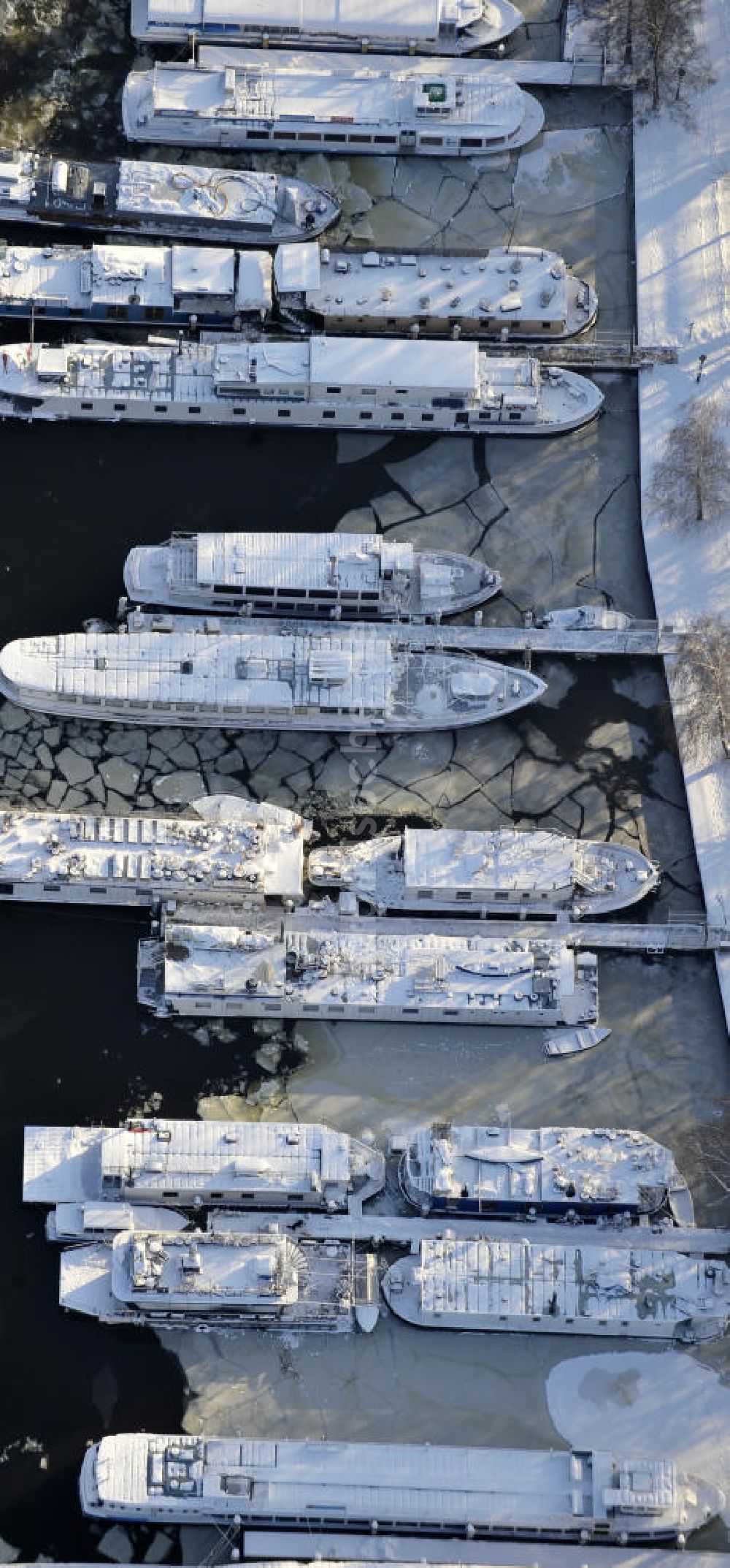 Luftaufnahme Berlin - winterlich verschneite und vereiste Anlegestelle der Weißen Flotte in Berlin - Treptow