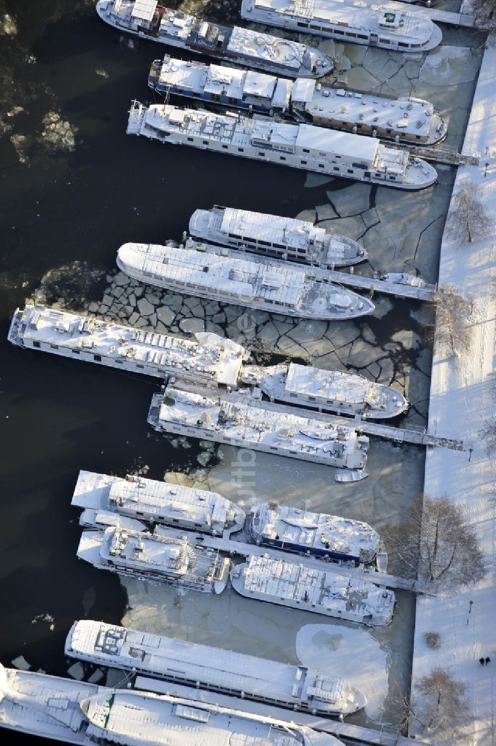 Berlin von oben - winterlich verschneite und vereiste Anlegestelle der Weißen Flotte in Berlin - Treptow