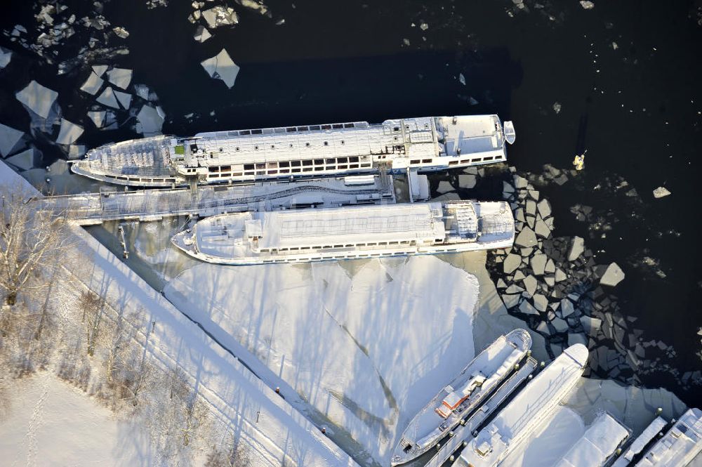 Luftaufnahme Berlin - winterlich verschneite und vereiste Anlegestelle der Weißen Flotte in Berlin - Treptow