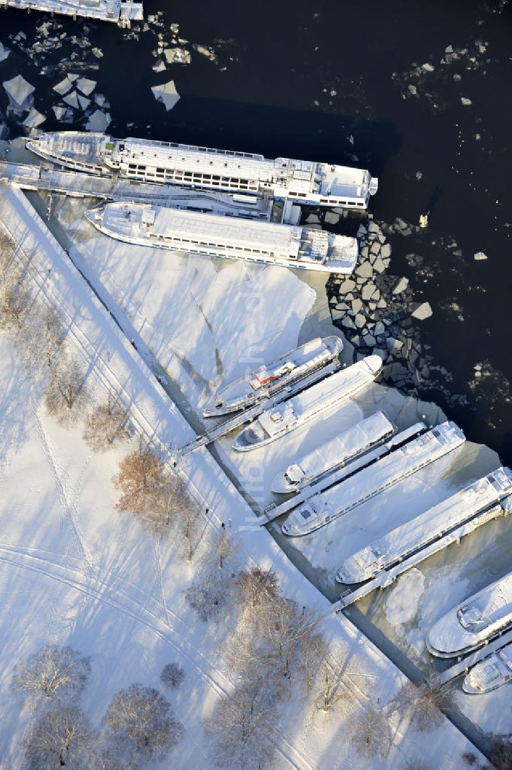 Berlin von oben - winterlich verschneite und vereiste Anlegestelle der Weißen Flotte in Berlin - Treptow