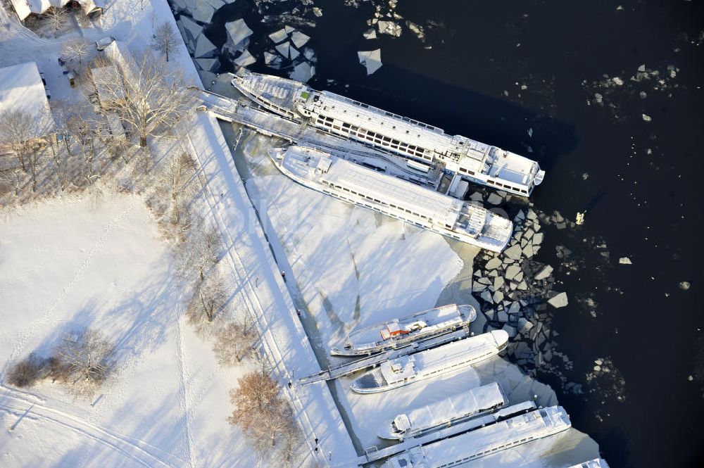 Berlin aus der Vogelperspektive: winterlich verschneite und vereiste Anlegestelle der Weißen Flotte in Berlin - Treptow