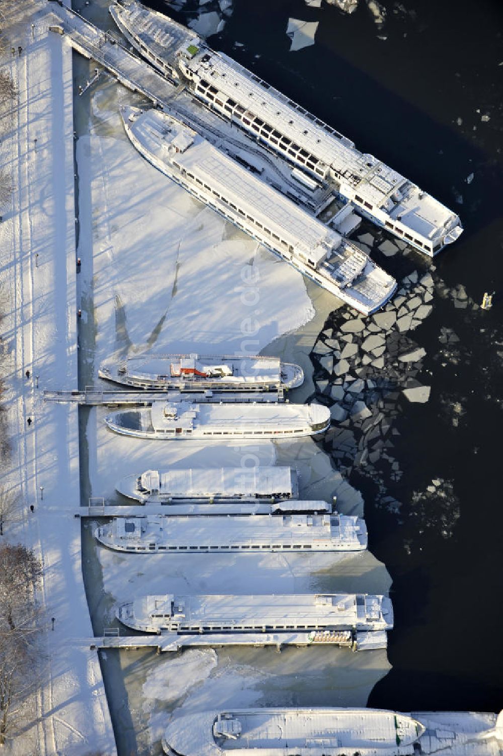 Luftbild Berlin - winterlich verschneite und vereiste Anlegestelle der Weißen Flotte in Berlin - Treptow