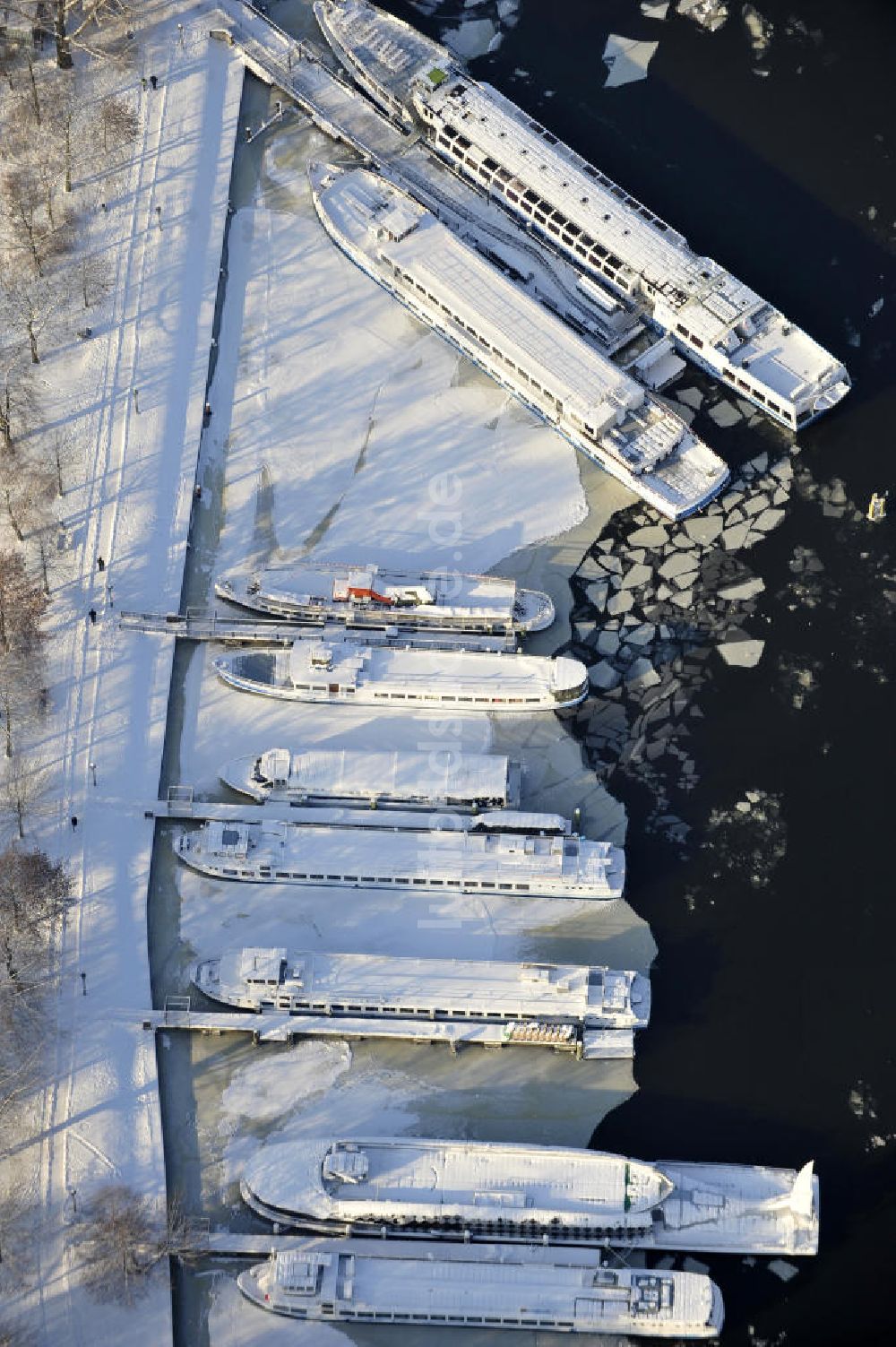 Luftaufnahme Berlin - winterlich verschneite und vereiste Anlegestelle der Weißen Flotte in Berlin - Treptow