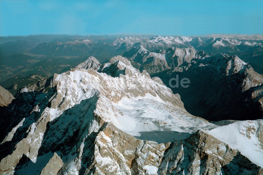 Garmisch-Partenkirchen aus der Vogelperspektive: Winterlich verschneite Zugspitze