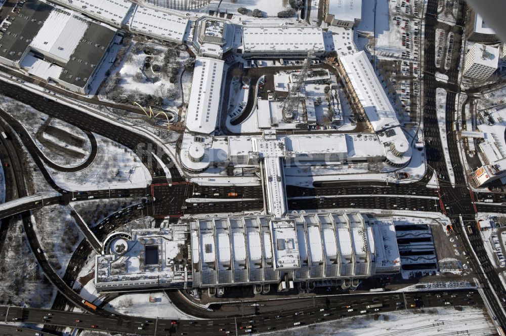 Luftbild Berlin - winterlich verschneiten Funkturm am Messegelände mit dem Internationale Congress Centrum Berlin (ICC Berlin)