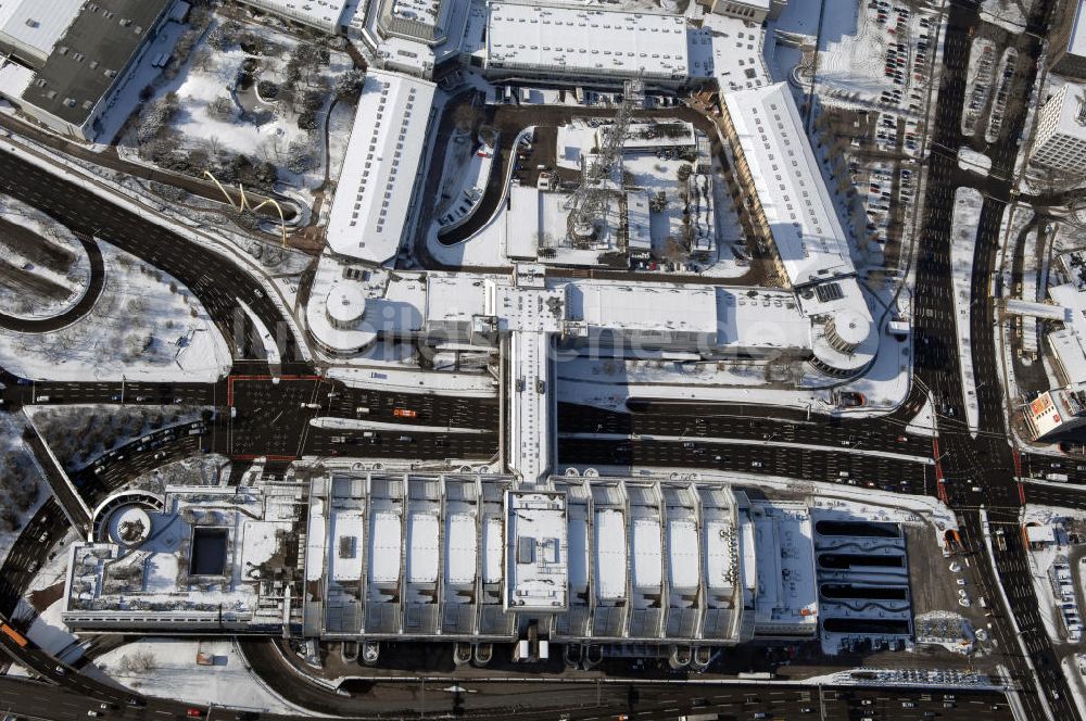 Berlin von oben - winterlich verschneiten Funkturm am Messegelände mit dem Internationale Congress Centrum Berlin (ICC Berlin)